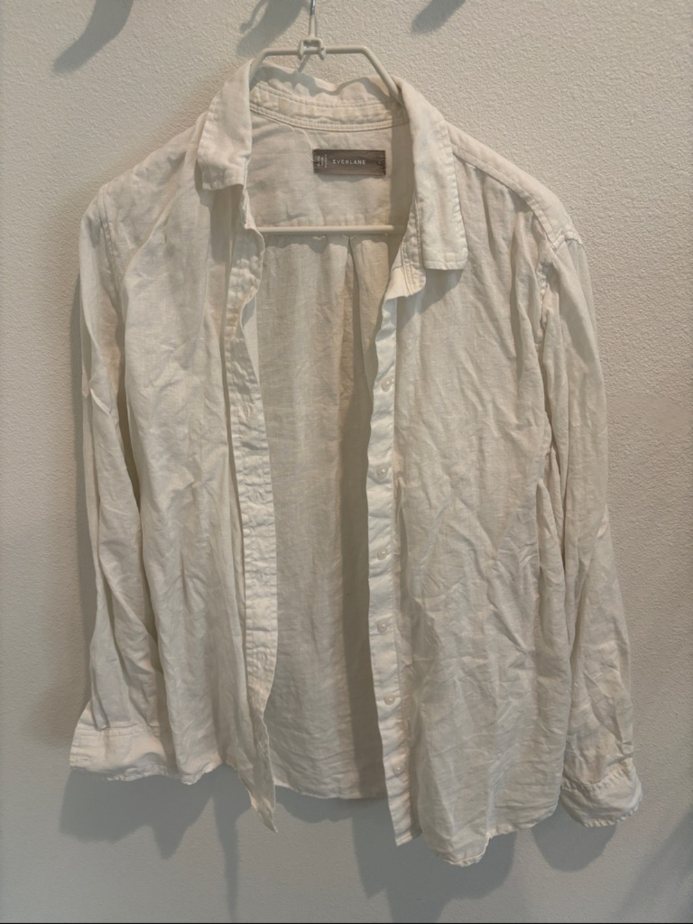Everlane Women’s Lightweight Linen Button-Down Shirt